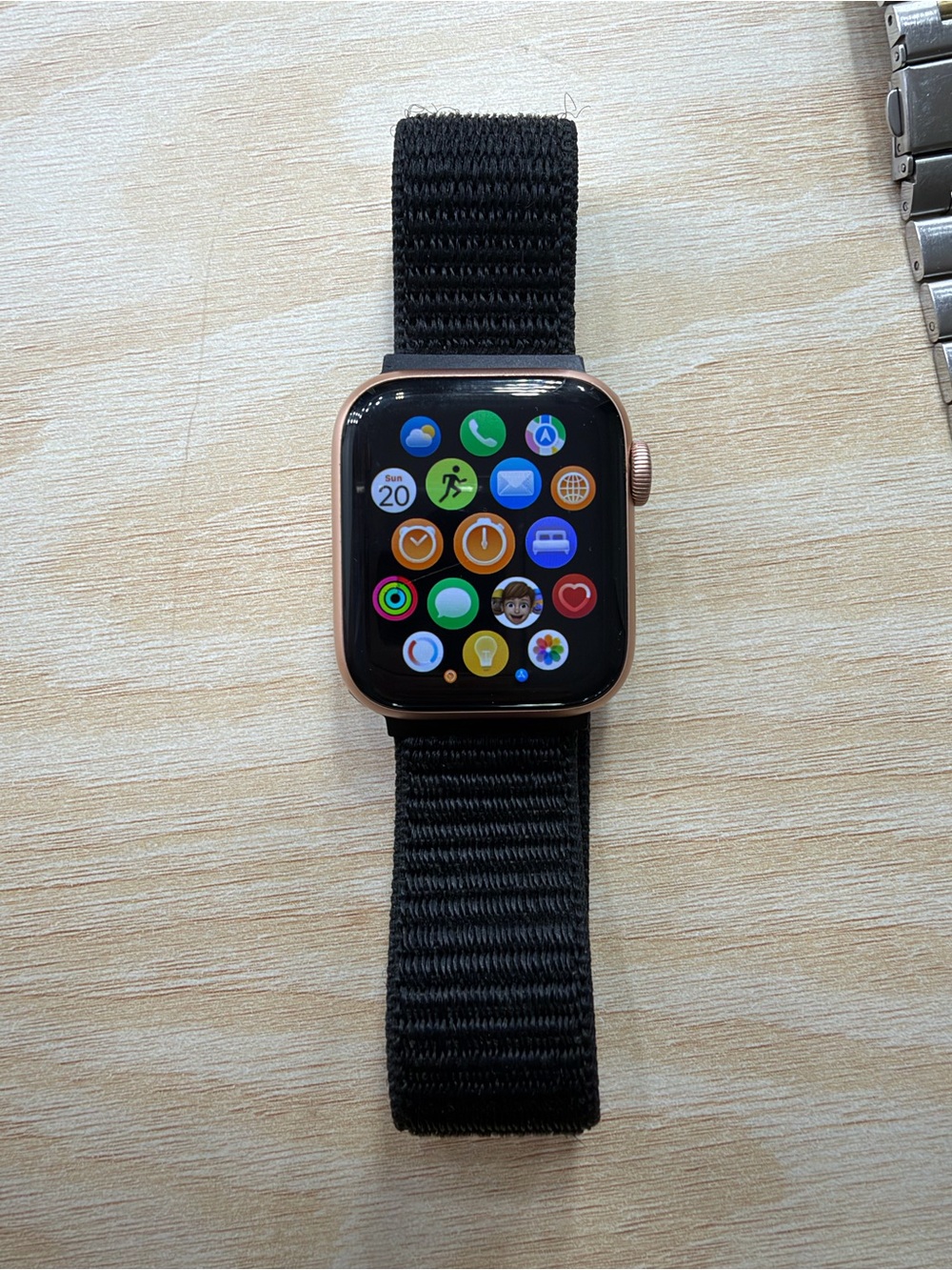 Apple Watch Series 6 Rose Gold Bundle + Multiple Bands - Picture 6 of 7